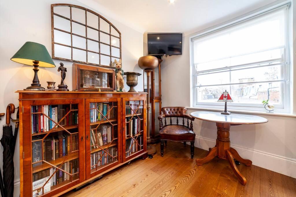 Appartement Outstanding Antique 1Br Flat In Soho à Londres Extérieur photo